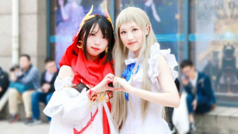 Zwei typische Cosplayer auf einer Convention. Foto: Barry / Unsplash